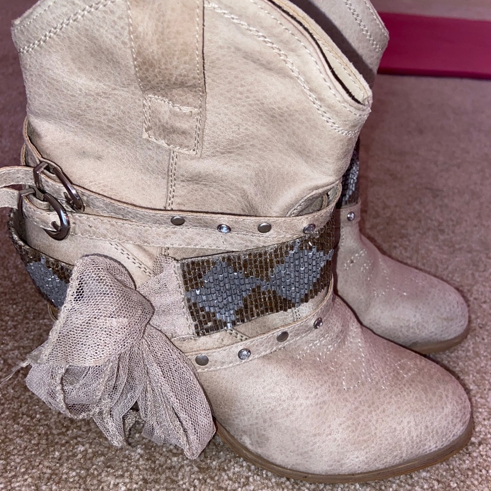 Chic boots